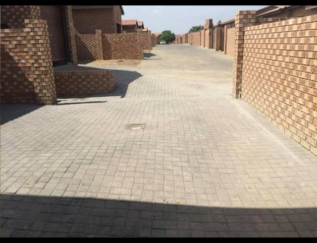 3 BEDROOM TOWNHOUSE FOR SALE IN ERMELO